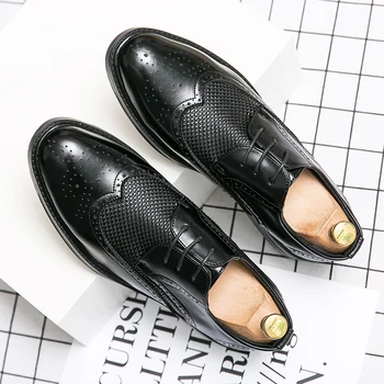 2023 Slip-On rahat ayakkabılar Erkekler Artı Boyutu 38-47 Erkekler Moda Brogue Moda Oxford Elbise Ayakkabı Rahat Deri erkek Mokasen ayakkabıları