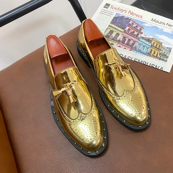 Altın rugan erkek ayakkabıları 2023 yeni moda kişilik püskül blok deri ayakkabı lüks eğlence rahat makosen ayakkabılar